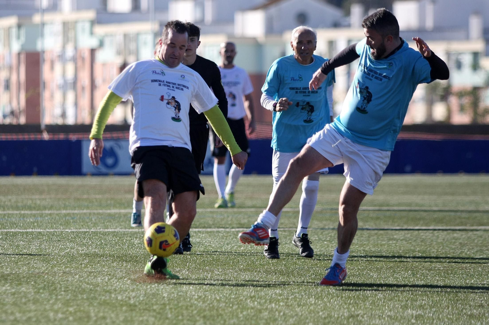 Imágenes del partido homenaje a los árbitros históricos de fútbol de Huelva