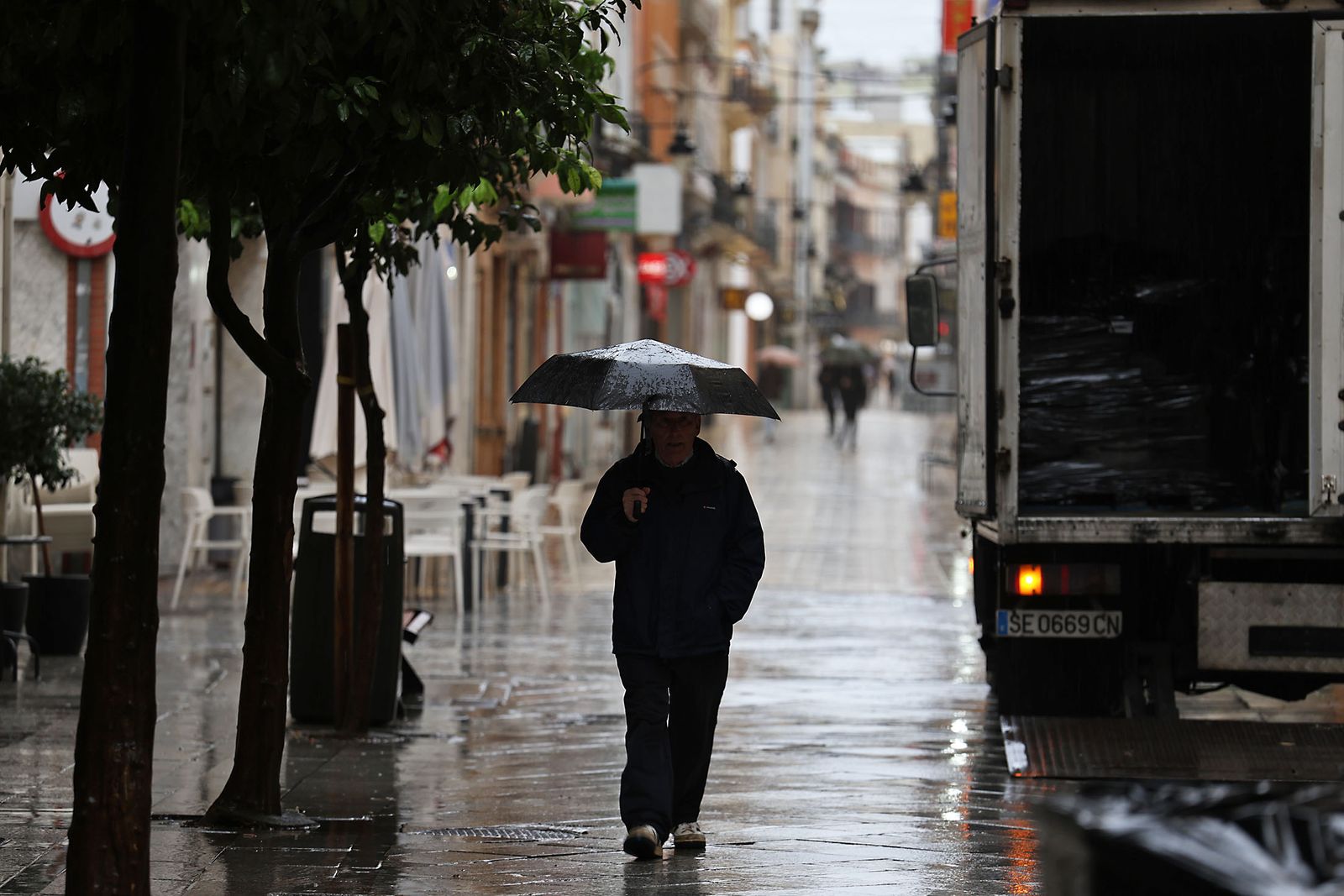 Intensas lluvias y calles desiertas en Huelva por la borrasca Marta