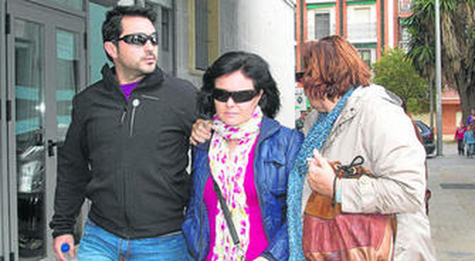 Ruth Ortiz, flanqueada por su hermano Estanislao y la madre de la portavoz de la familia, Mari Carmen Benítez.