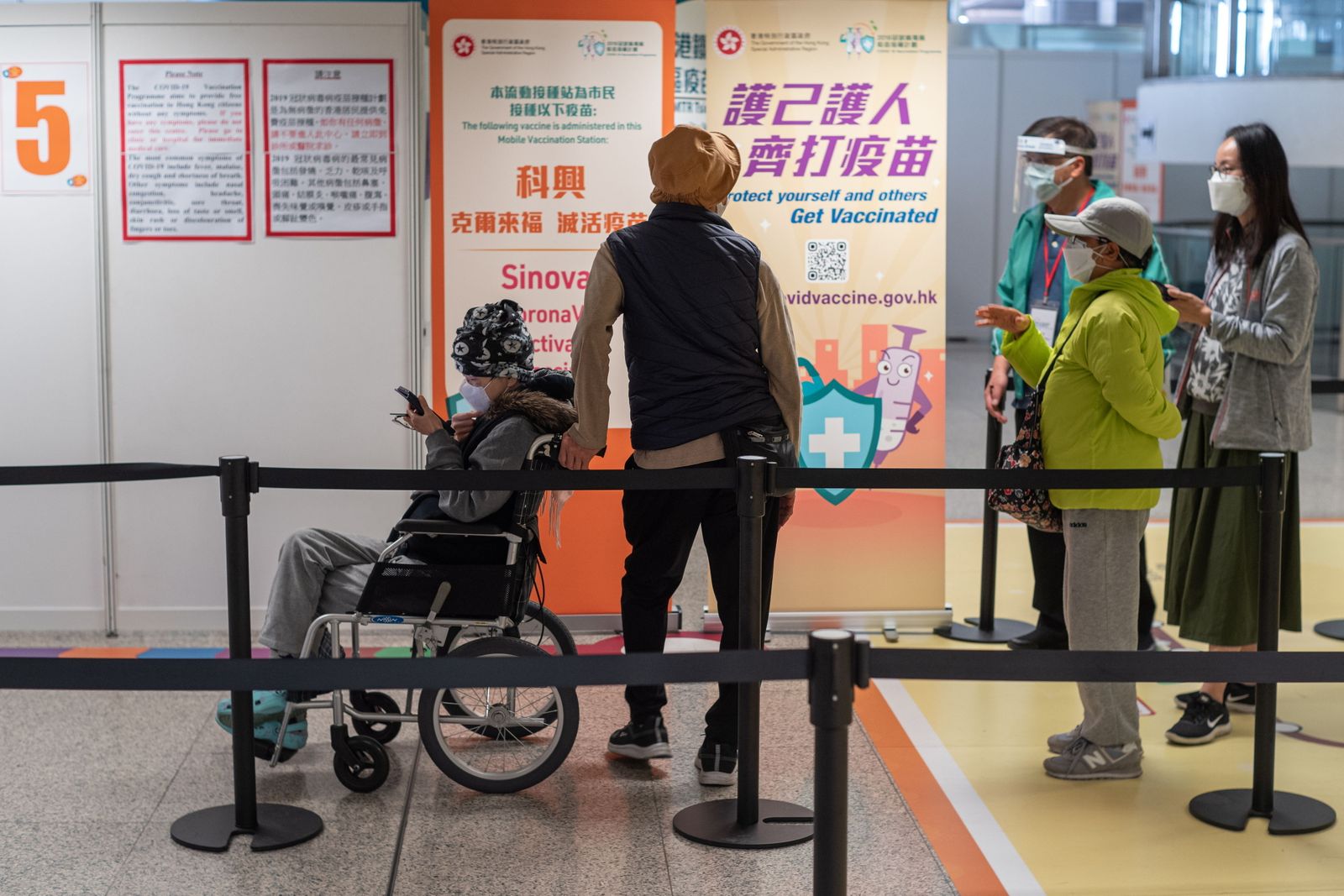Personas a en un centro de vacunación en Hong Kong, China.