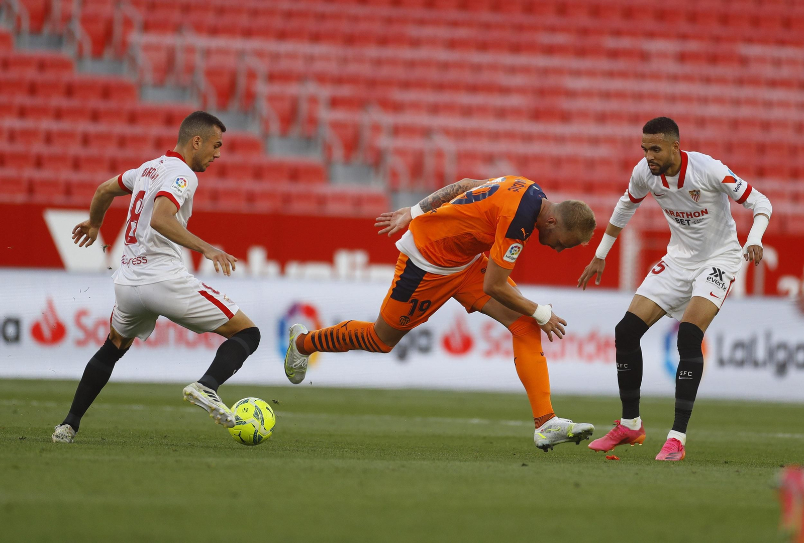 Joan Jordán controla el balón ante Racic y En-Nesyri.