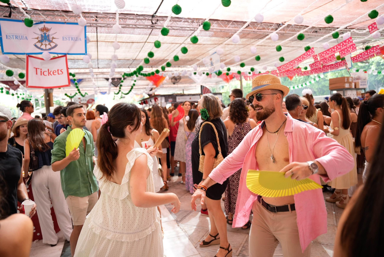 Los almerienses disfrutan del martes en la Feria del Mediodía