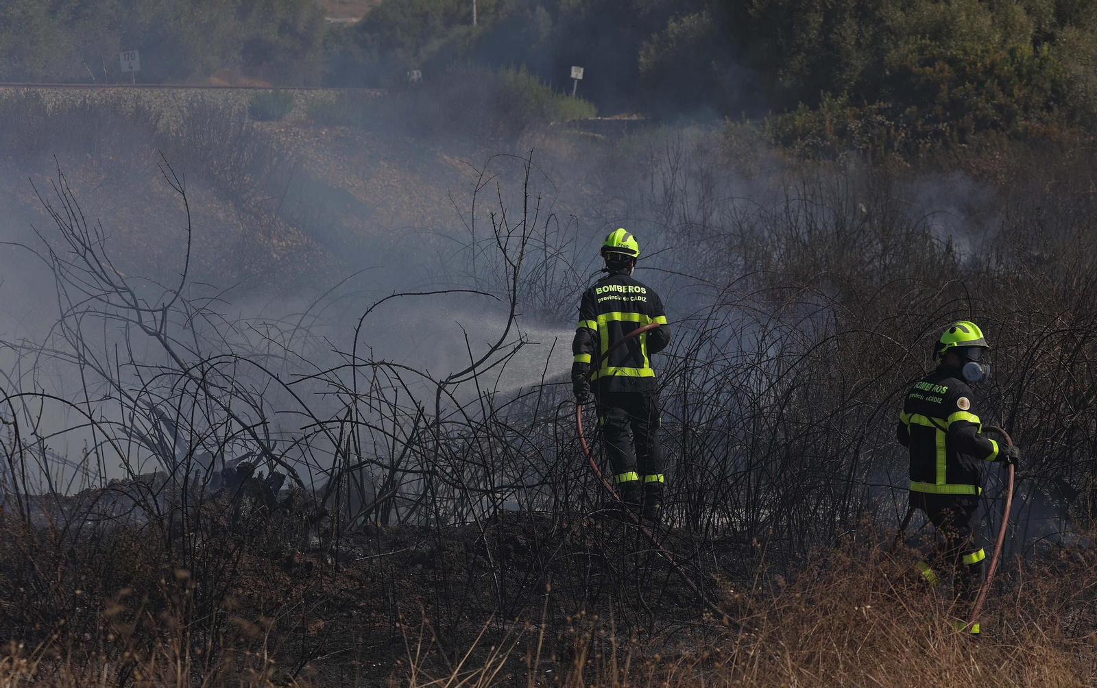 Fotos del incendio de pasto en el polígono de La Menacha en Algeciras