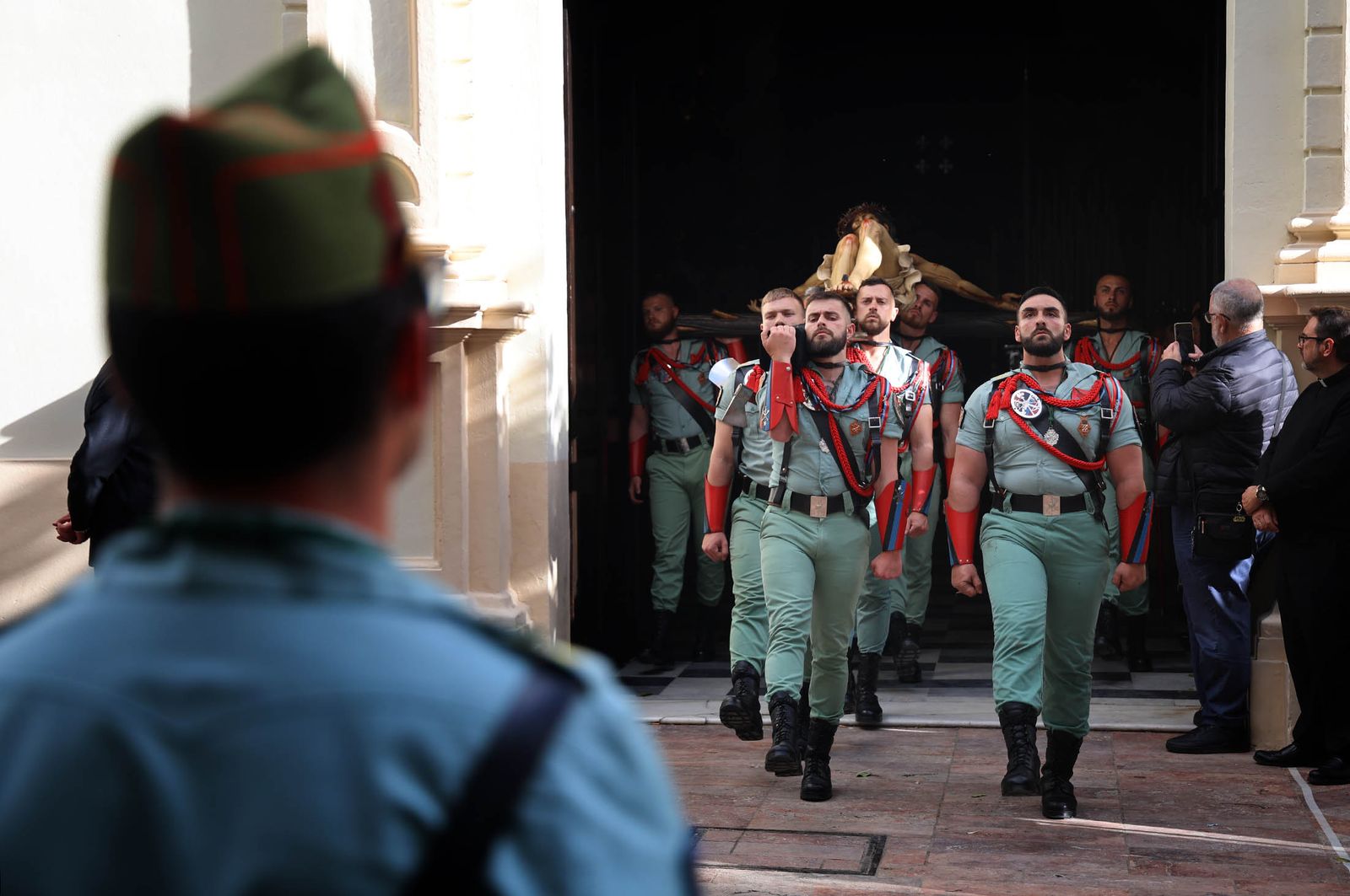 Sábado de Pasión: Imágenes de la procesión del Cristo de la Vera+Cruz portado por el Grupo de Caballería Ligero Acorazado 'Reyes Católicos' II de la Legión de Ronda