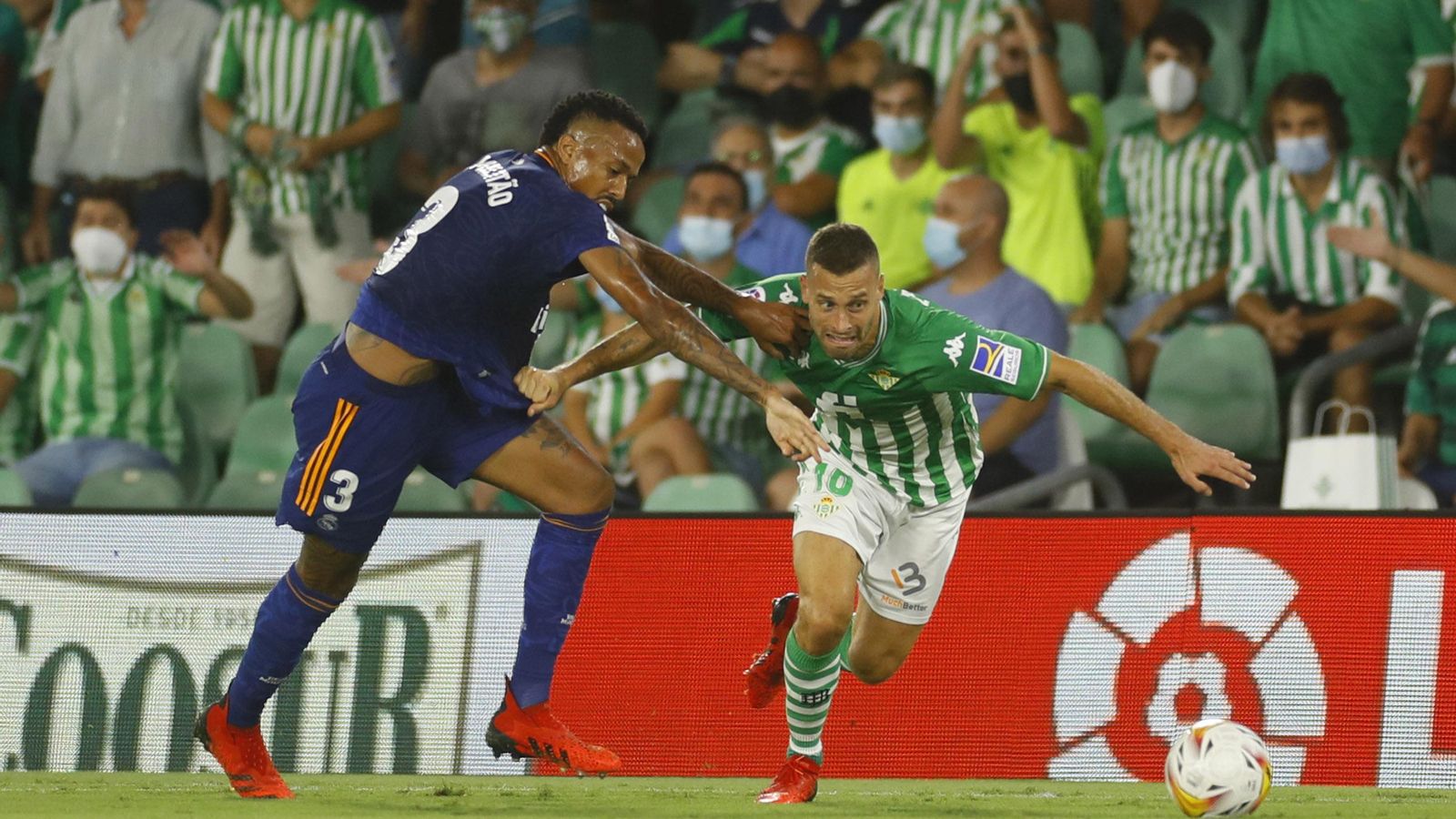 Canales trata de llevarse un balón ante Militao.