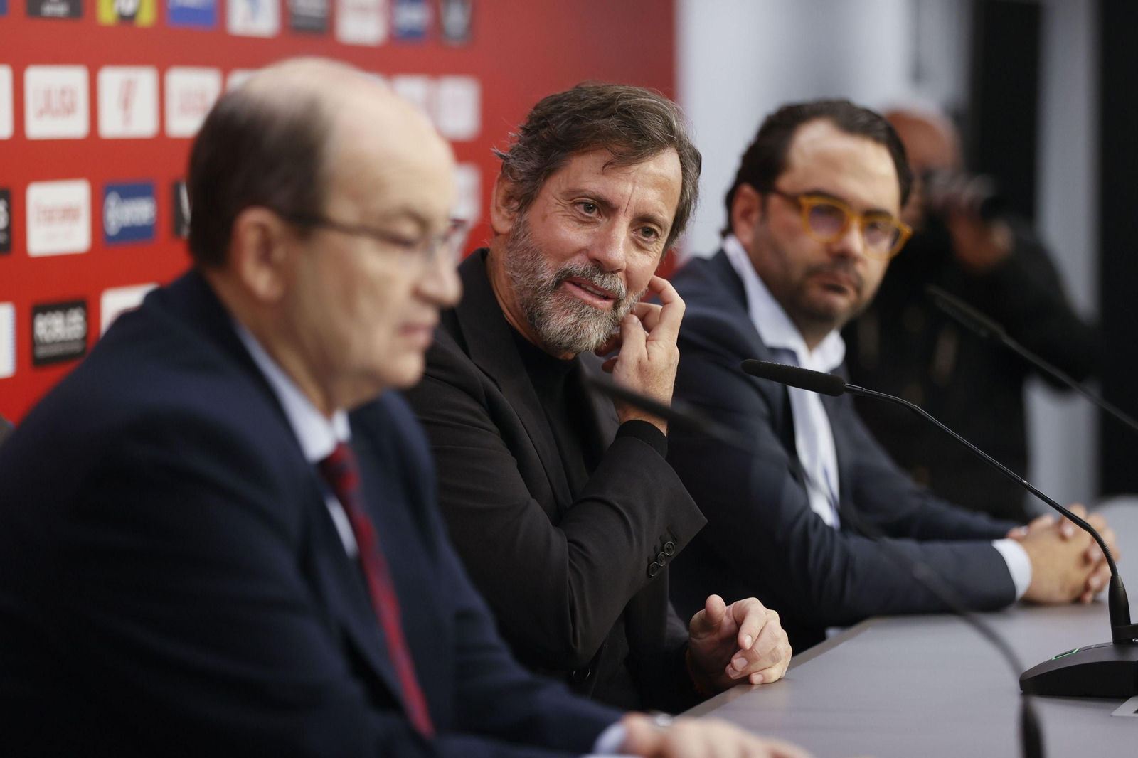 Presentación de Quique, flanqueado por José Castro y Víctor Orta.