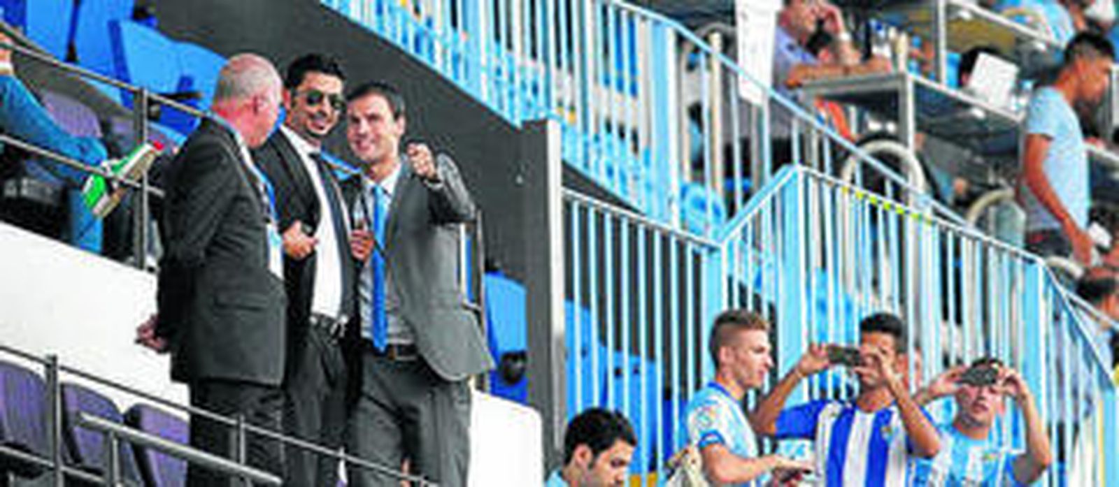 Moayad Shatat en el palco de La Rosaleda.