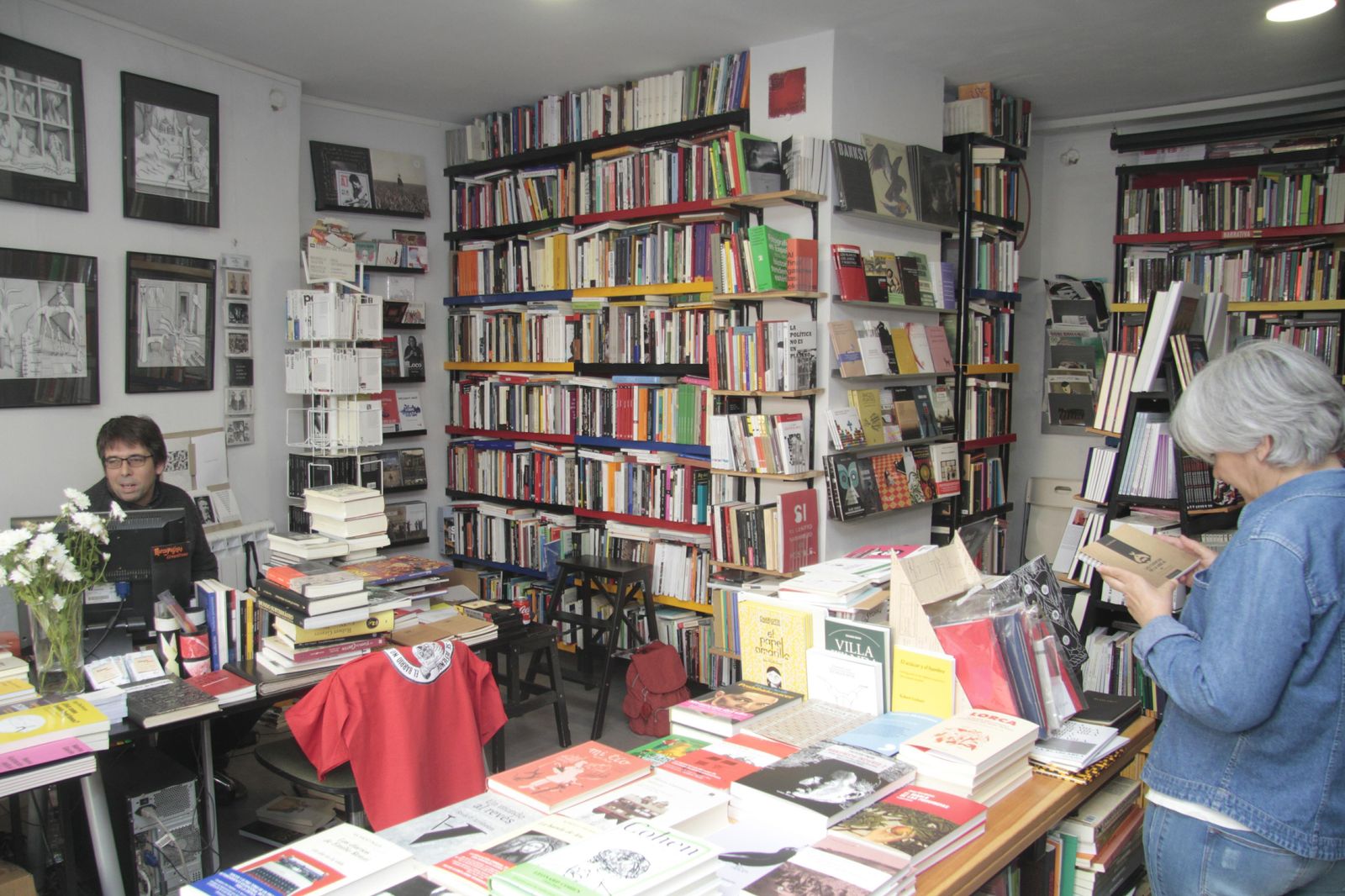 Luis Gallego y Aurora Delgado, en la librería La Fuga, que ofrece una 'cartelera' de libros.