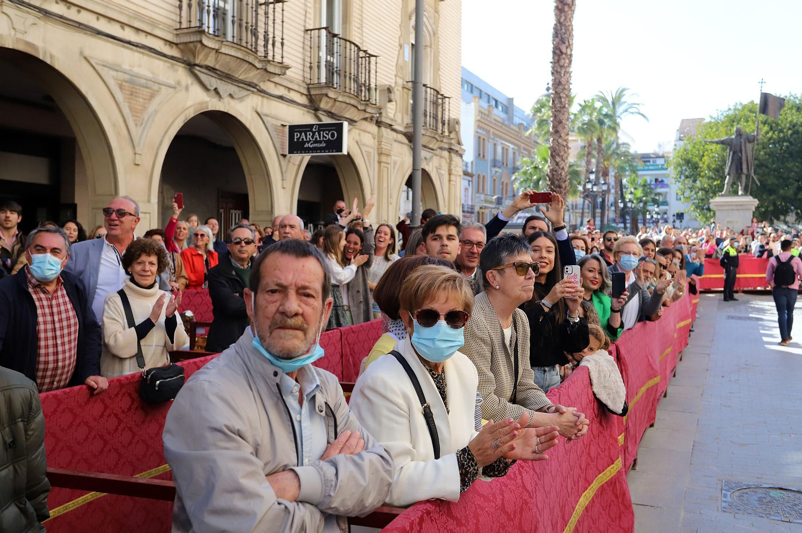 Ambiente en las calles de Huelva para ver la Legión junto al Cristo de la Vera+Cruz