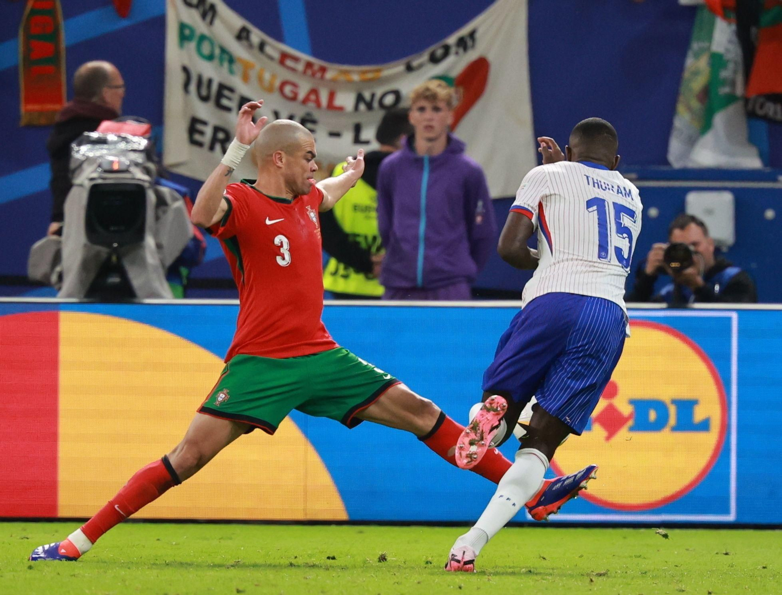 La versión hiperlativa de Pepe, de las pocas buenas opciones para los lusos.