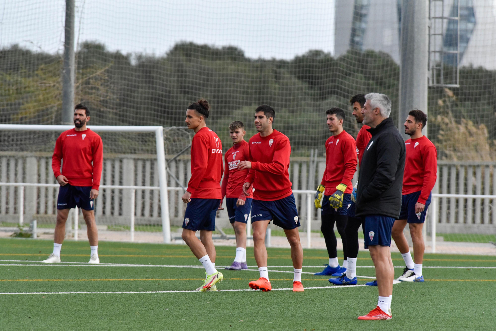 Roni, en el medio, en un entrenamiento antes de lesionarse.