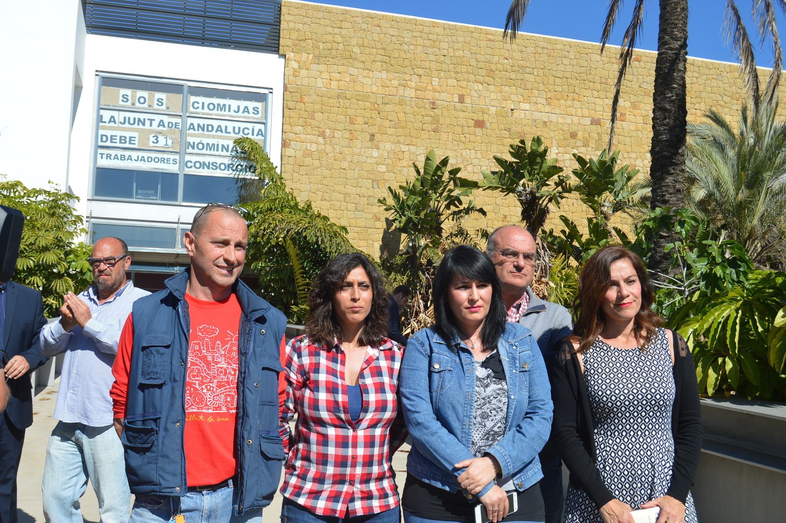 Los cinco trabajadores del CIO Mijas, a la entrada del edificio.