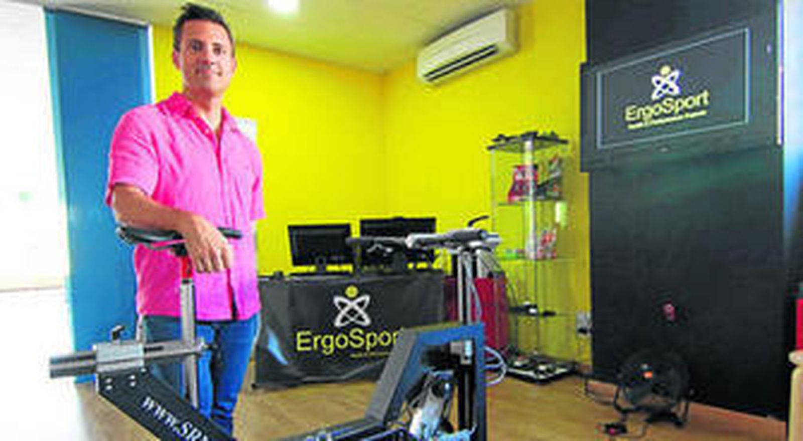 El principal autor de la investigación, Mikel Zabala, en el laboratorio de ErgoSport.