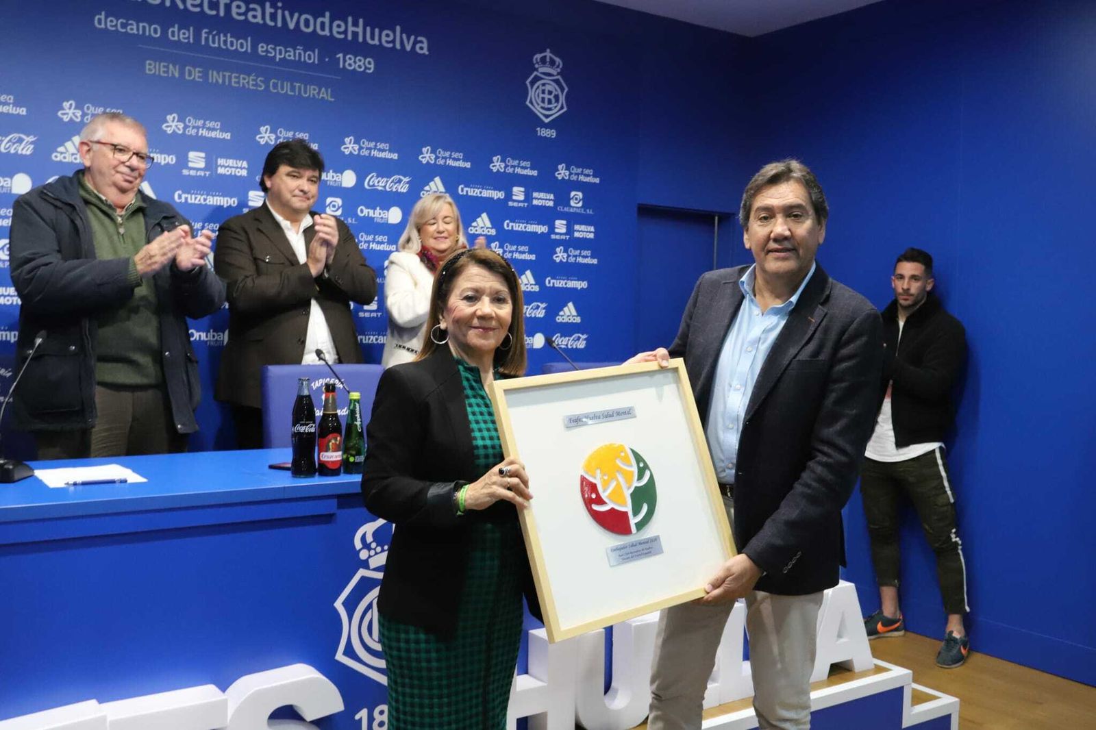 María Domínguez hace entrega de la placa conmemorativa a Manuel Zambrano