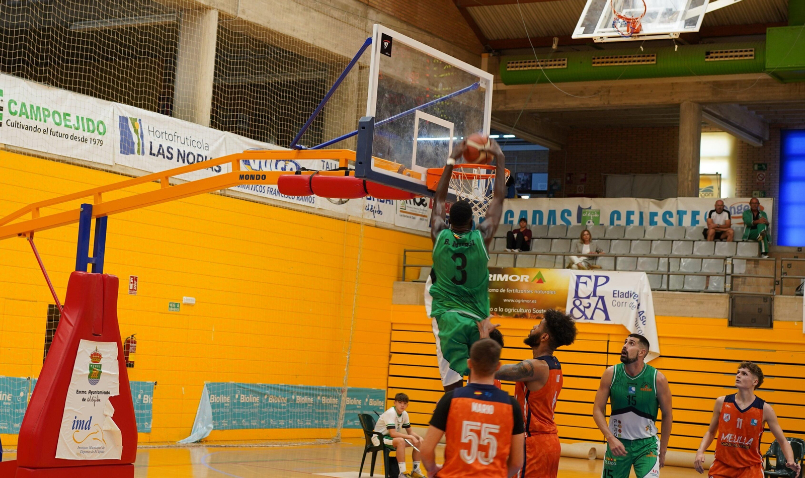 Un jugador del conjunto ejidense realiza un mate durante un partido disputado este curso.