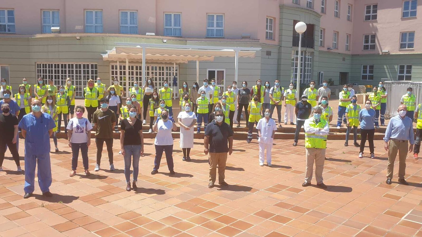 Parte del equipo del SAMU que ha trabajado con los mayores en el centro asistencial medicalizado en el Hotel Alcora.