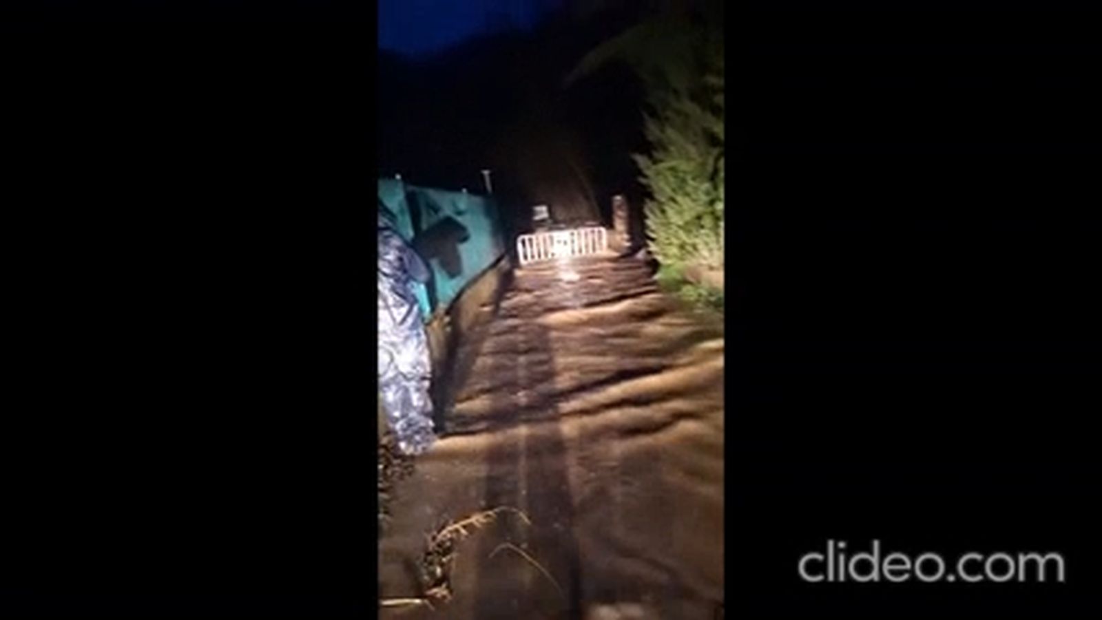 Calles próximas al río Aguas Blancas en Quéntar esta madrugada