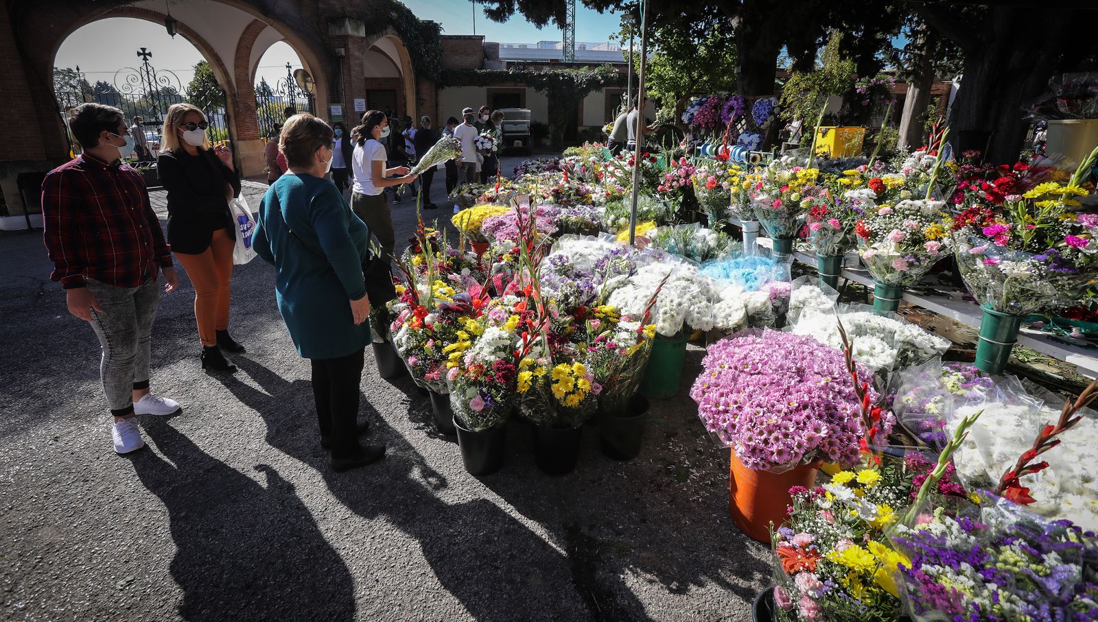 Día de Todos los Santos en el cementerio de Jerez