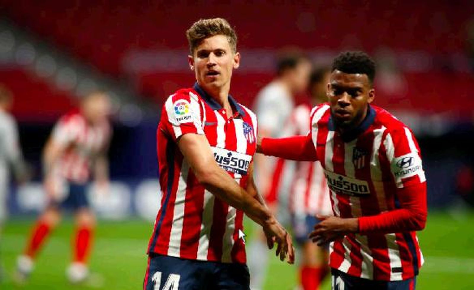 Llorente celebra su gol con Lemar.
