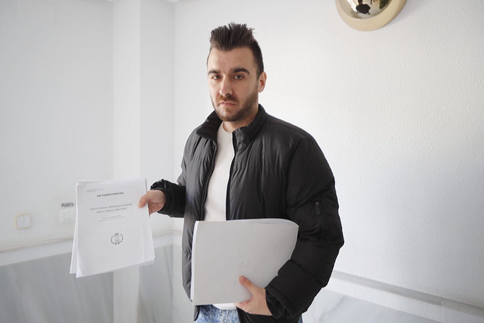 Jonathan Aleu muestra una copia del informe pericial del caso.