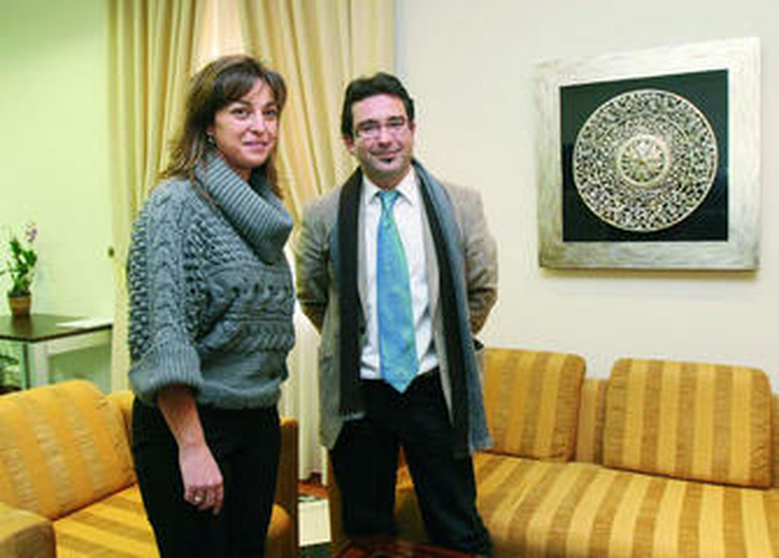 Joaquín Dobladez, acompañado por Isabel Ambrosio, antes de su comparecencia ante los medios.