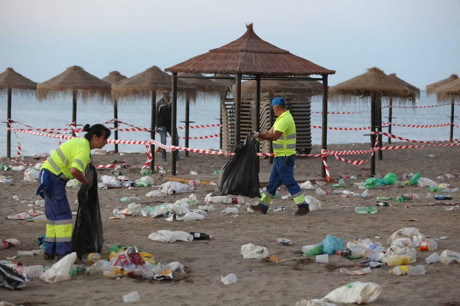 Así han amanecido las playas de Málaga tras la noche de San Juan