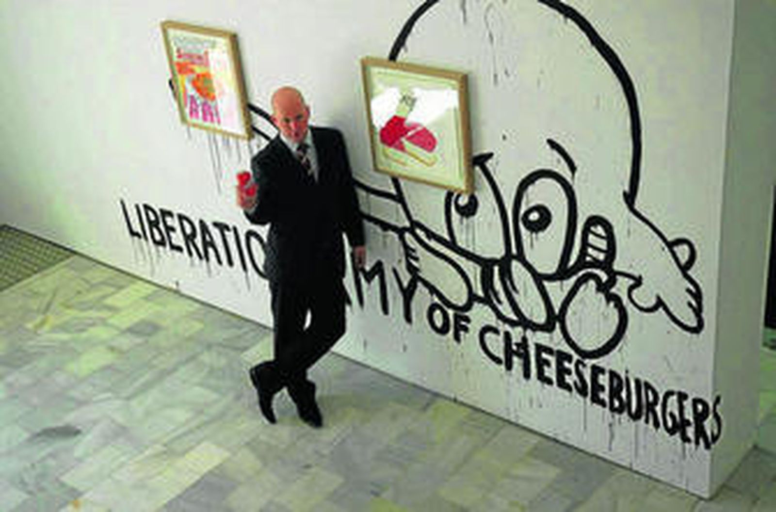 Riiko Sakkinen posaba ayer en la galería Gacma junto a varias de las obras que se pueden ver en la muestra.