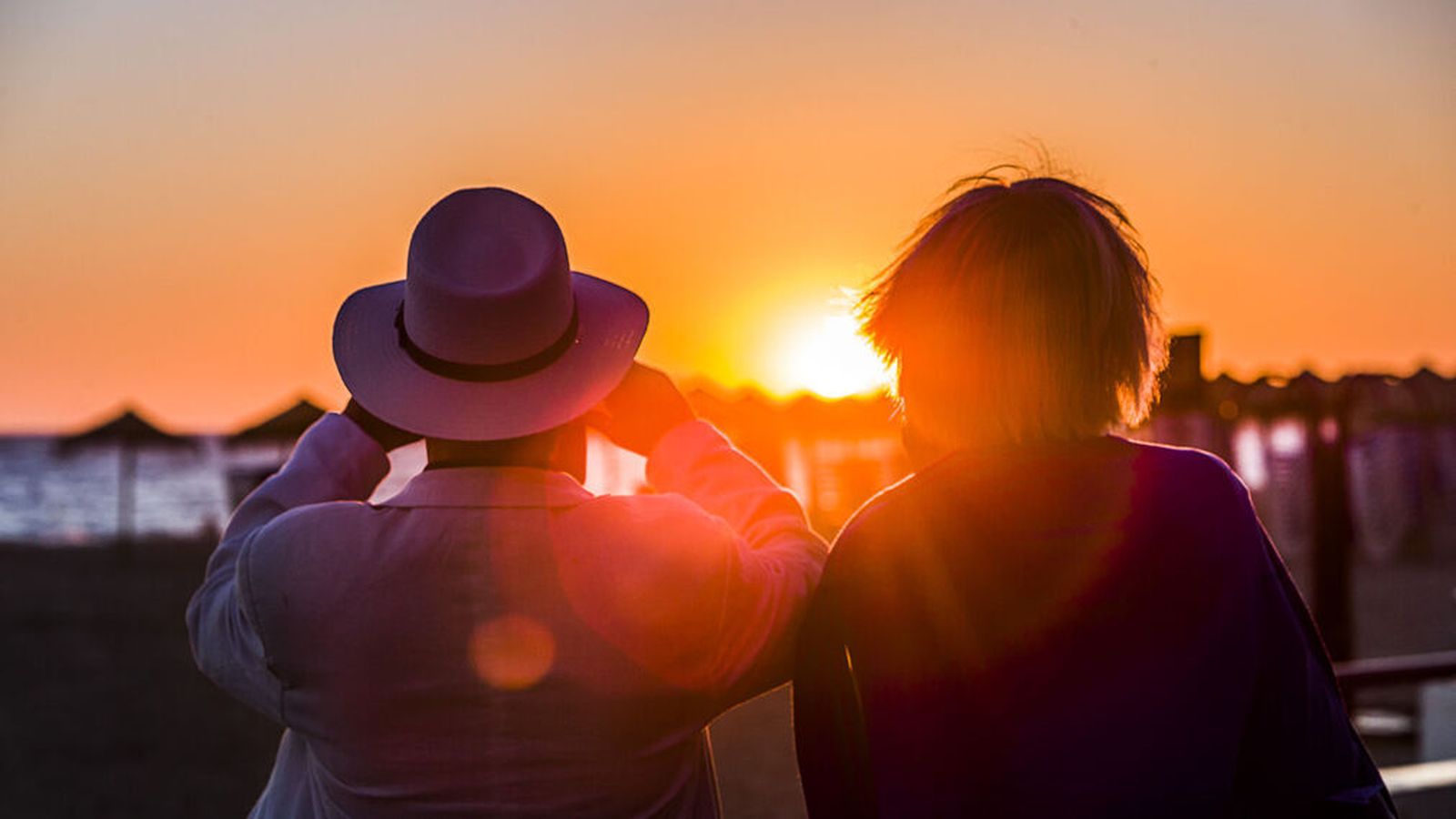 Una puesta de sol en una playa de Cádiz.