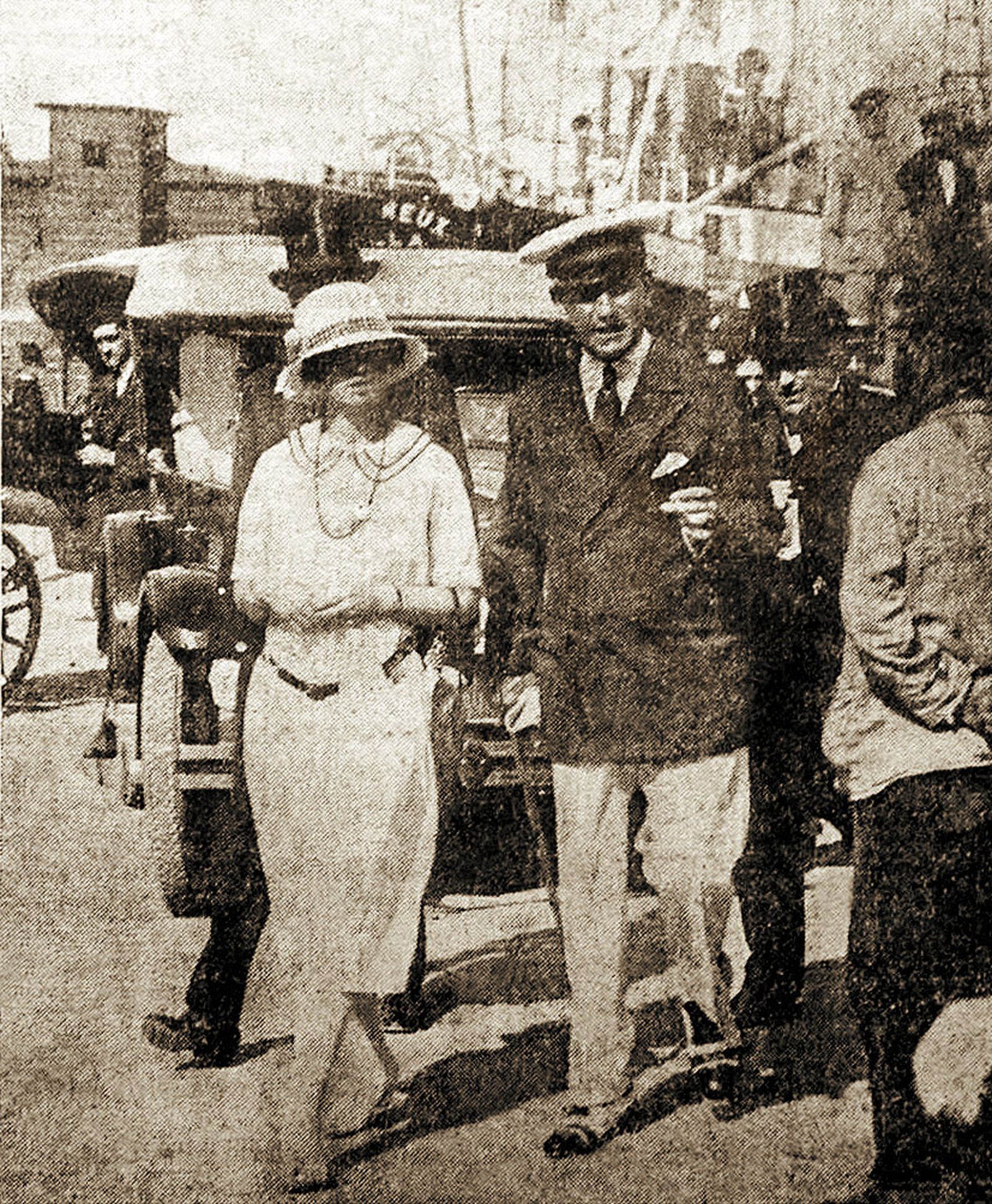 El matrimonio Marconi  en el muelle gaditano en 1924.