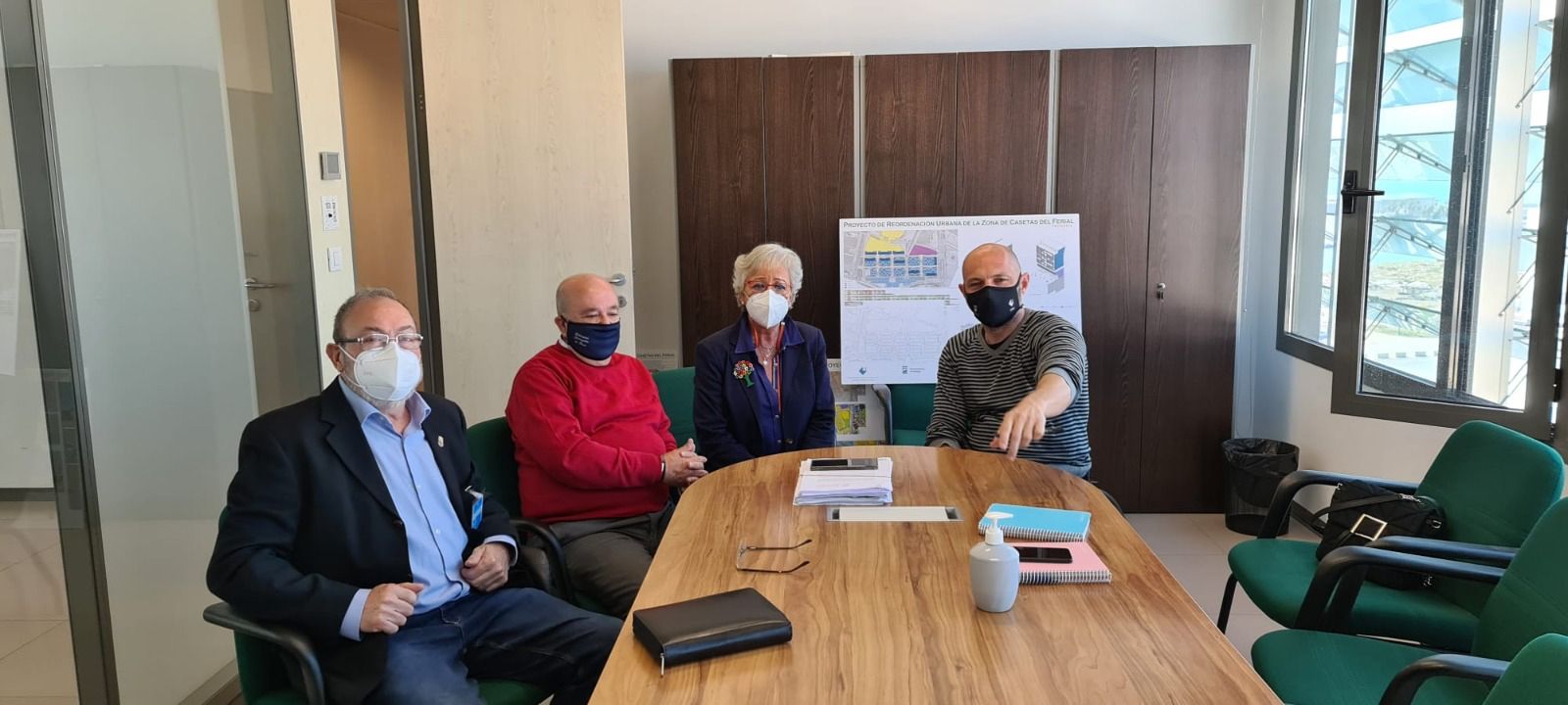 Representantes de la Federación de Peñas reunidos con la concejala de Fiestas, Teresa Porras, y el concejal de Ordenación del Territorio, Raúl López.