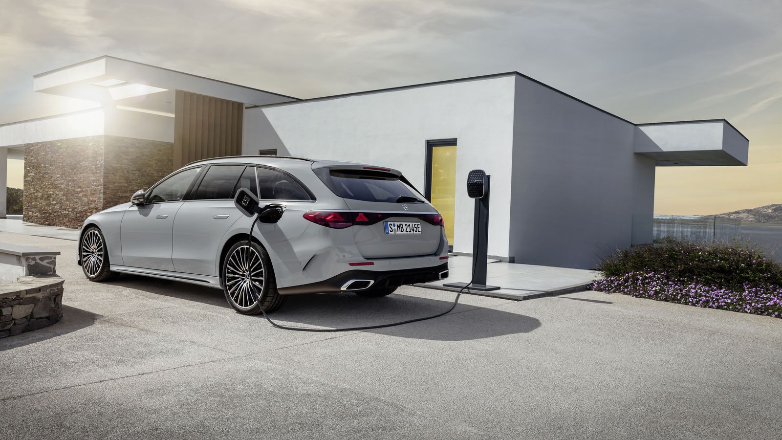 Una versión hibrida enchufable está disponible desde el momento de lanzamiento. Más adelante llegarán otras.