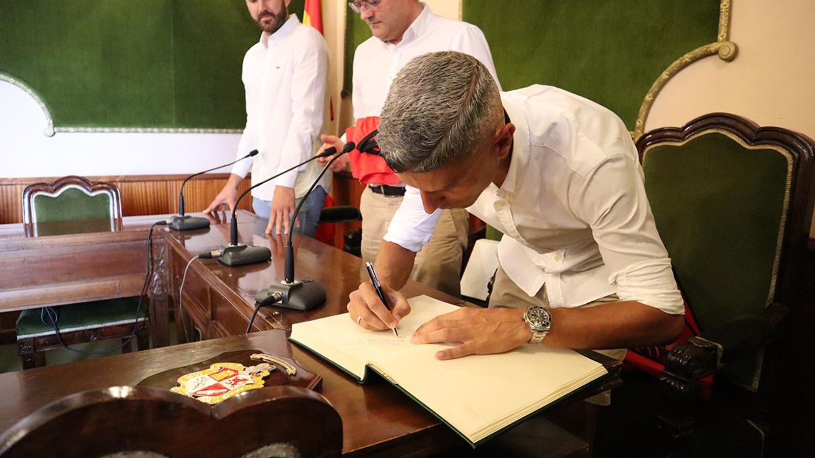 El jugador del Real Mallorca firma en el libro de honor del Ayuntamiento virgitano