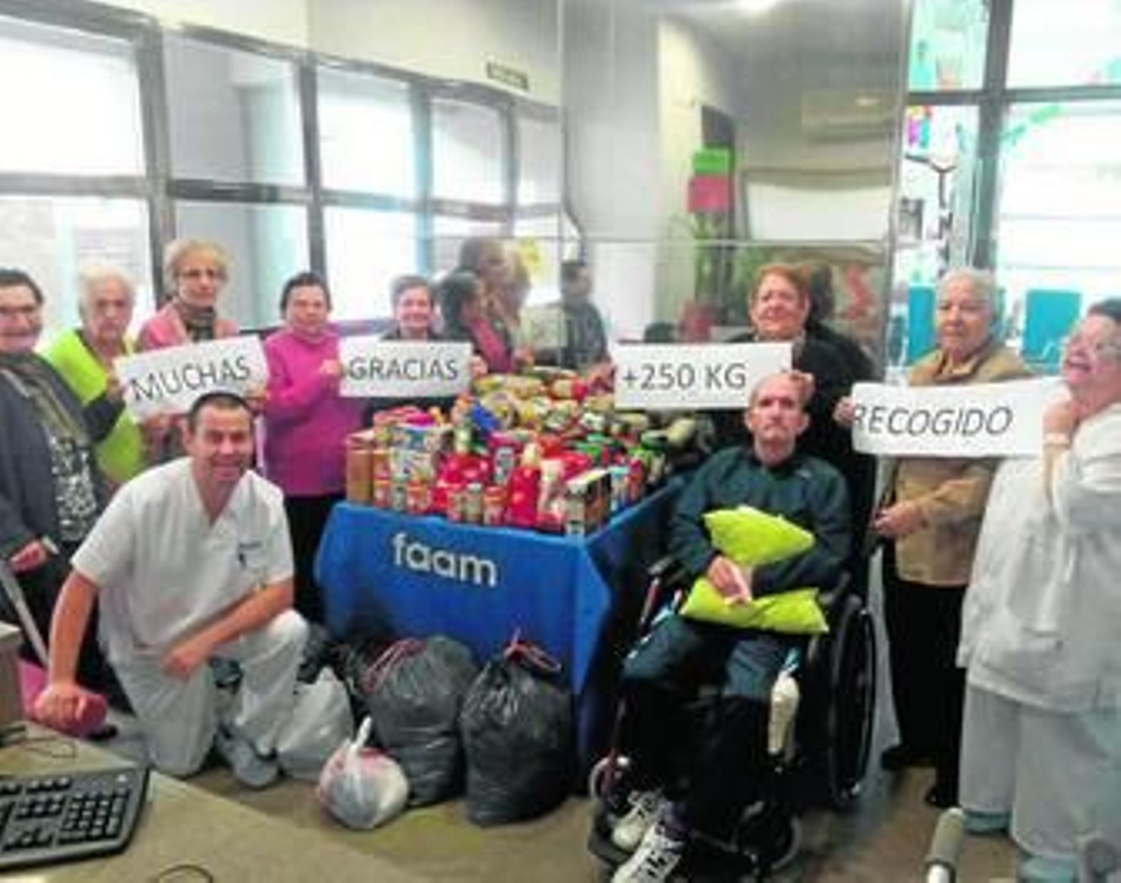 Las Hermanas Mercedarias junto a los usuarios y profesionales del centro.