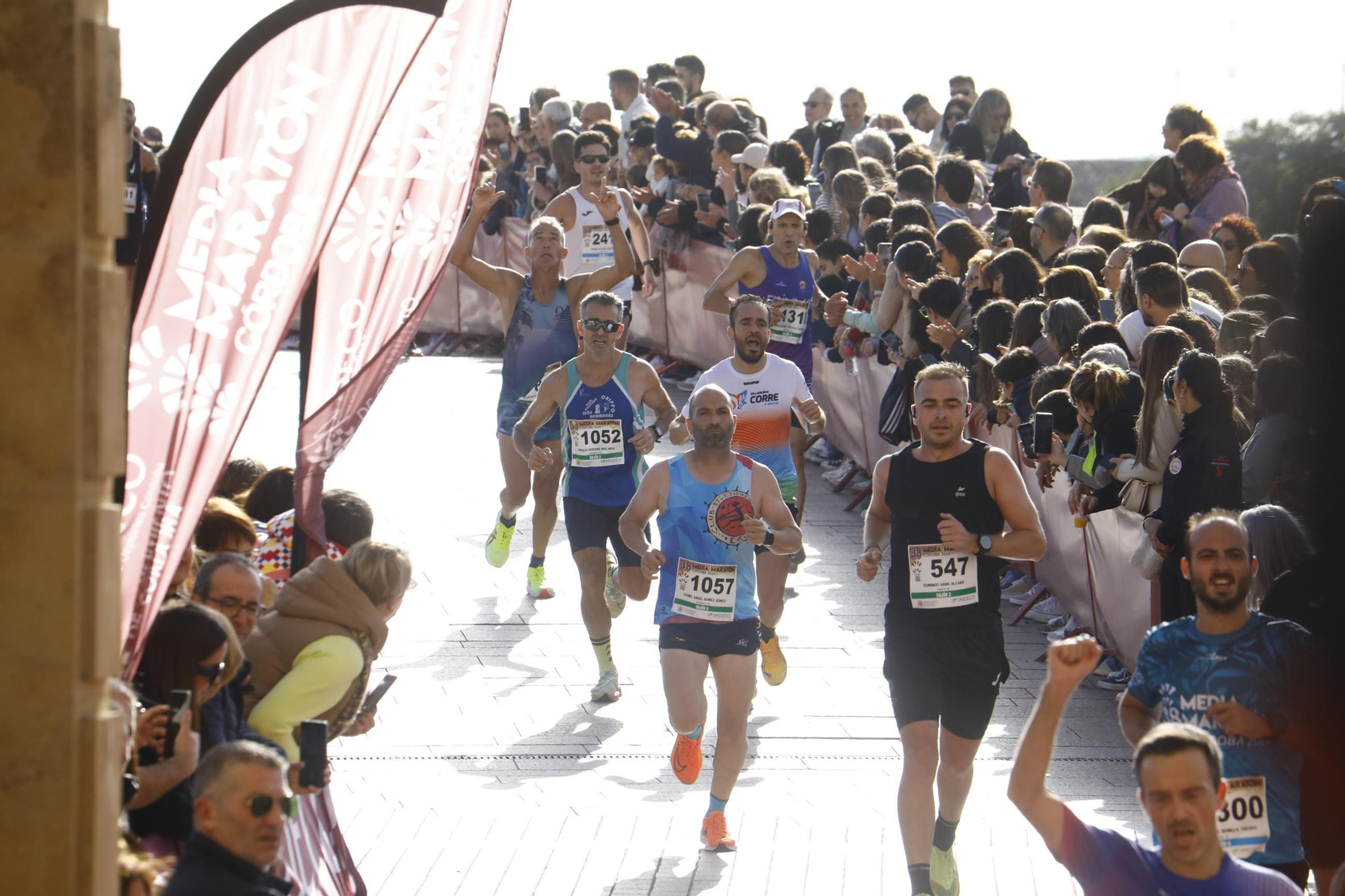 La gloria de cruzar la Puerta del Puente: las fotos de la línea de meta de la Media Maratón de Córdoba 2024