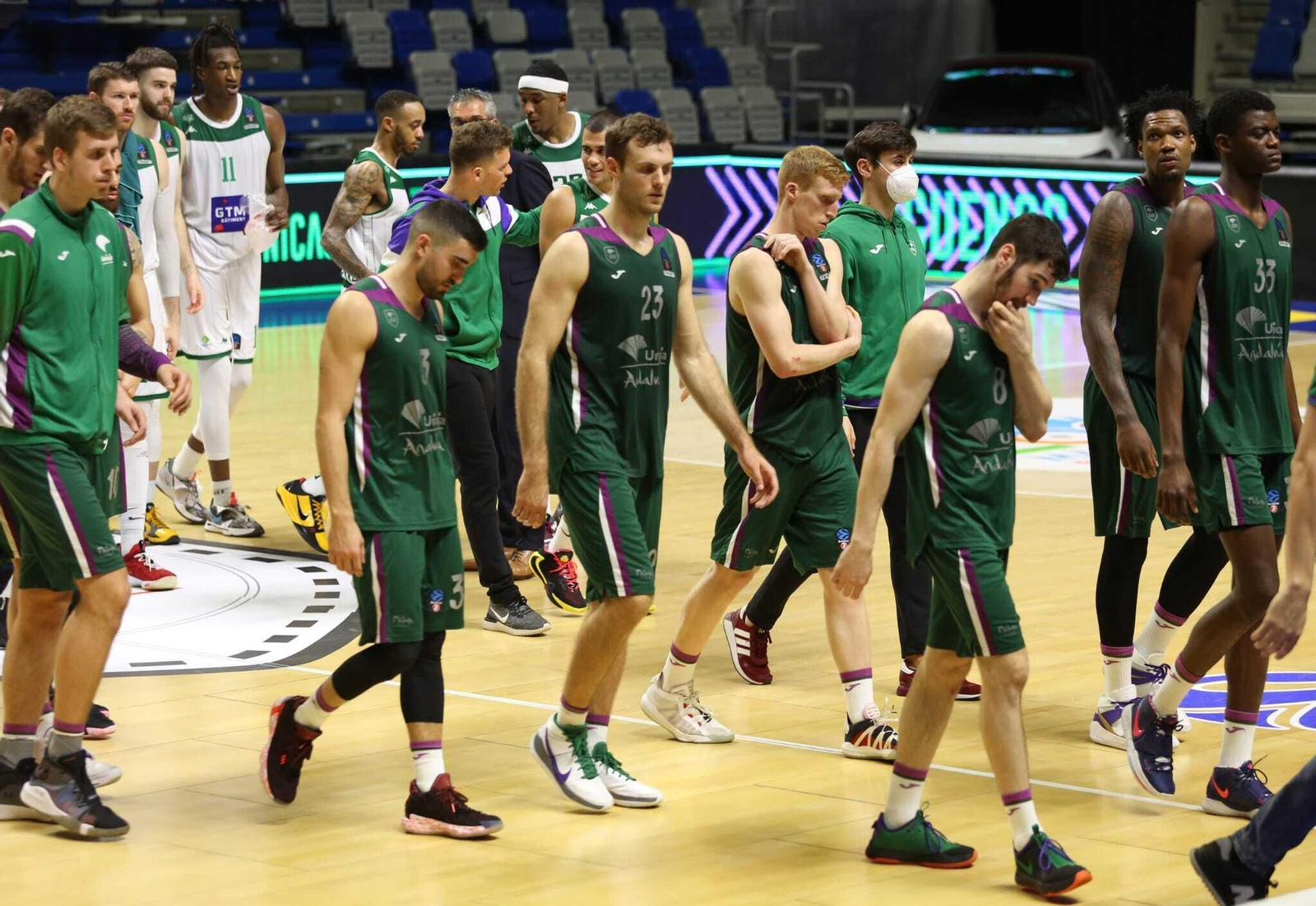 Los jugadores del Unicaja se retiran desolados.