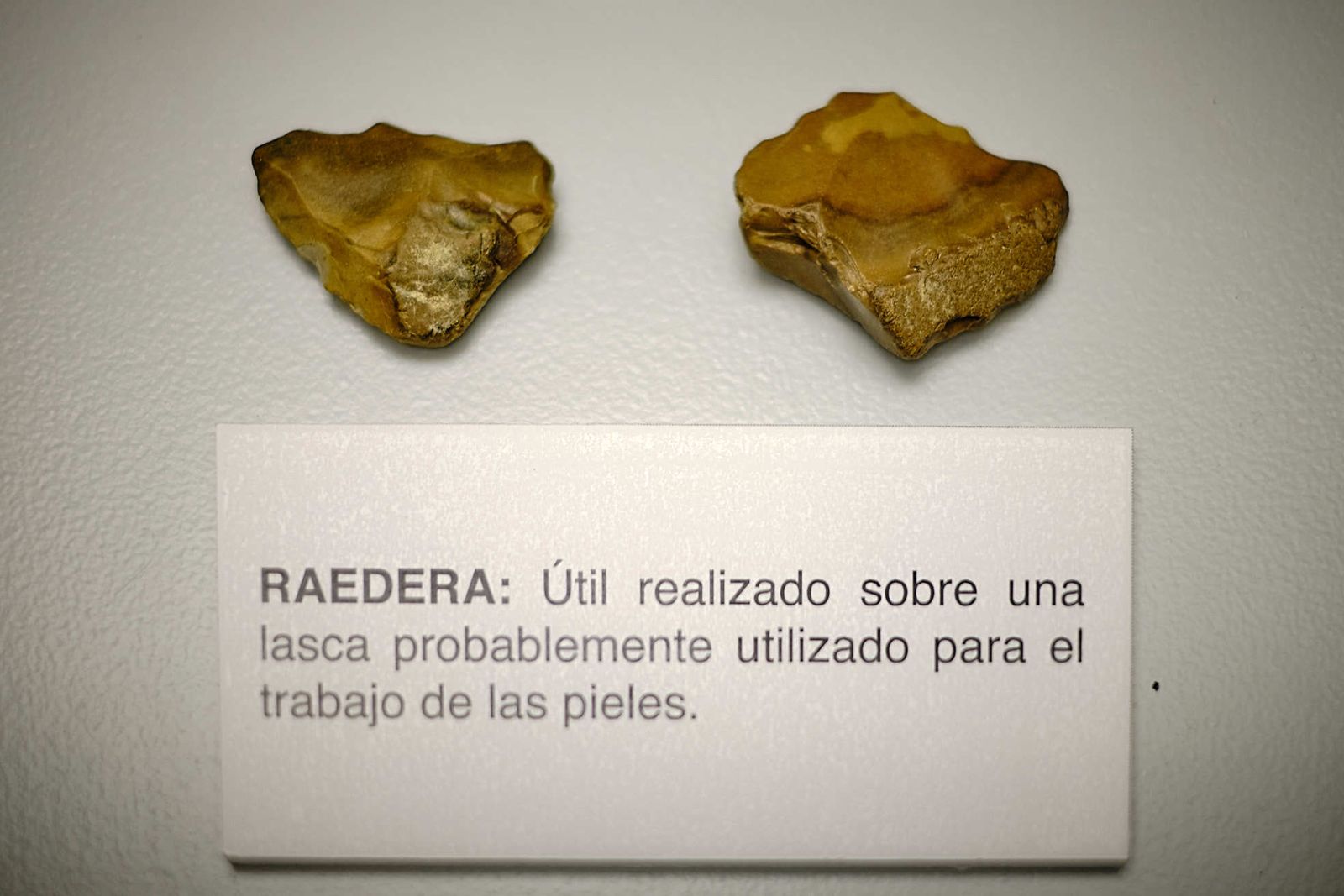 Piezas de ‘Las otras piedras de La Caleta’ , exposición sobre la ocupación paleolítica en Cádiz.