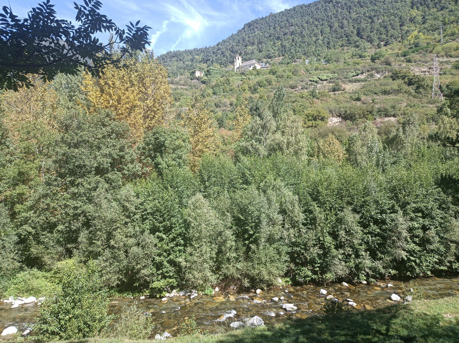 Arrós, también sobre la montaña.