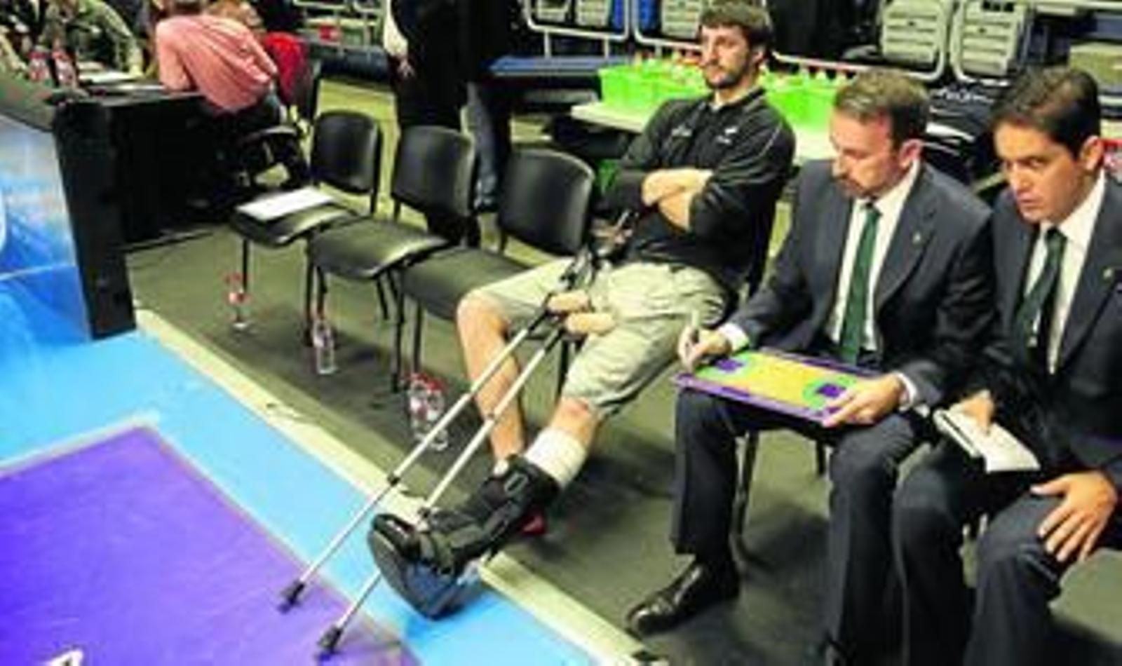 Markovic, con muletas, sentado en el banquillo del Carpena junto a Plaza.