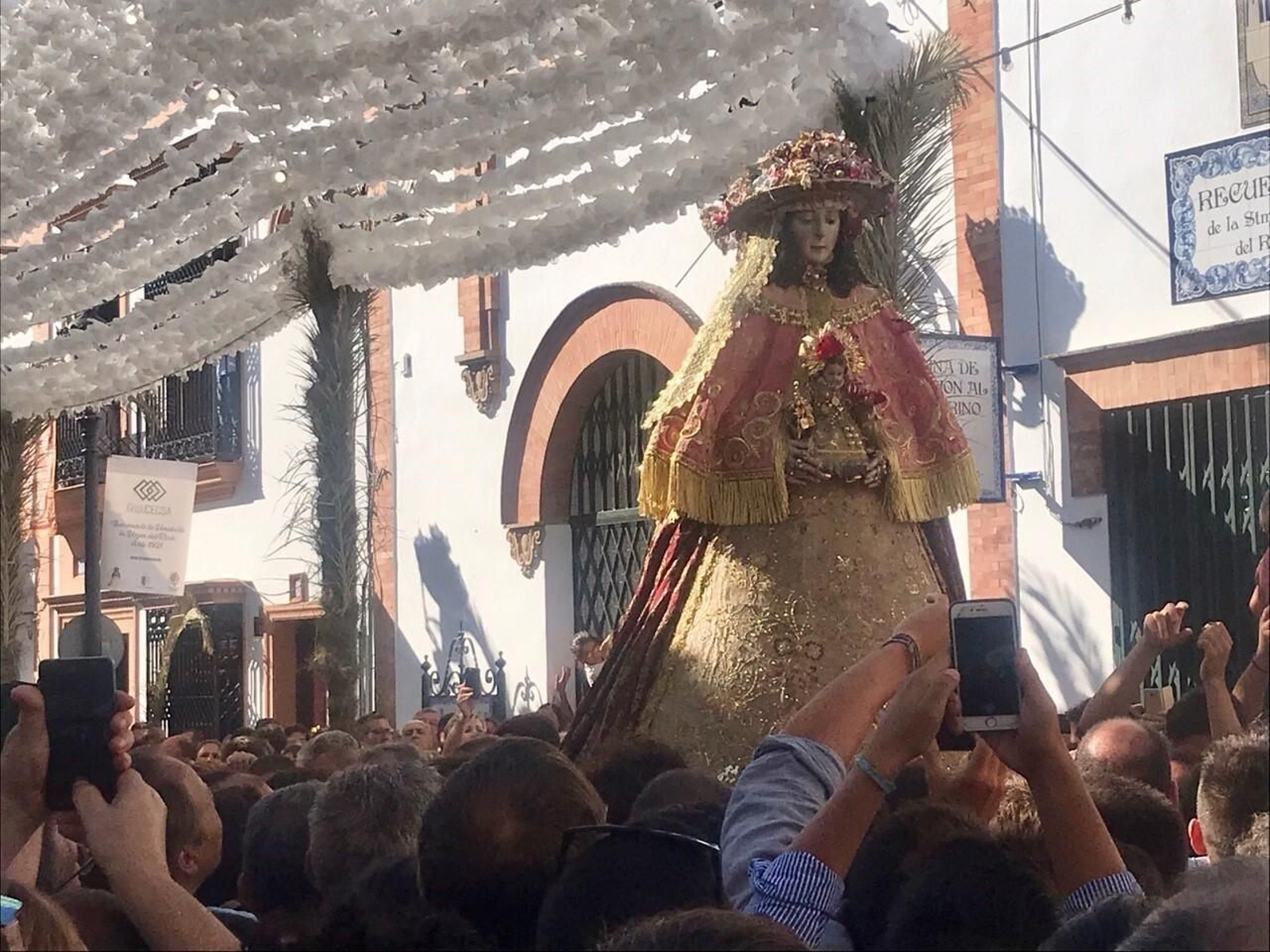La Virgen a su llegada a Almonte en agosto de 2019, pasando por la calle Venida de la Virgen.