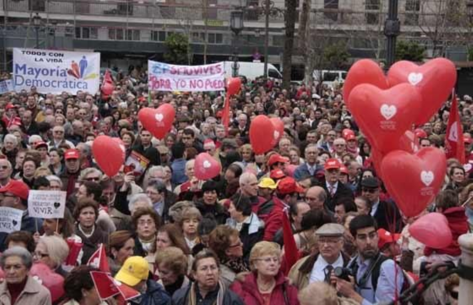 Unas 15.000 personas, según cifras oficiales, se congregaron en la Plaza Nueva para protestar contra el aborto. 

Foto: Victoria Hidalgo