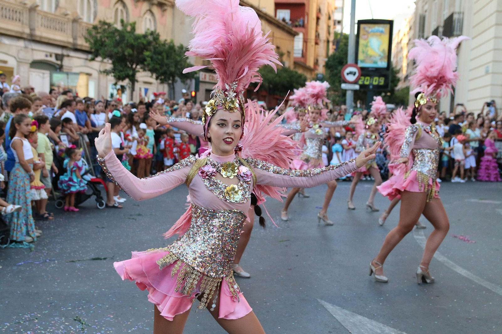 La Batalla de las Flores ha regresado inundando Almería de claveles