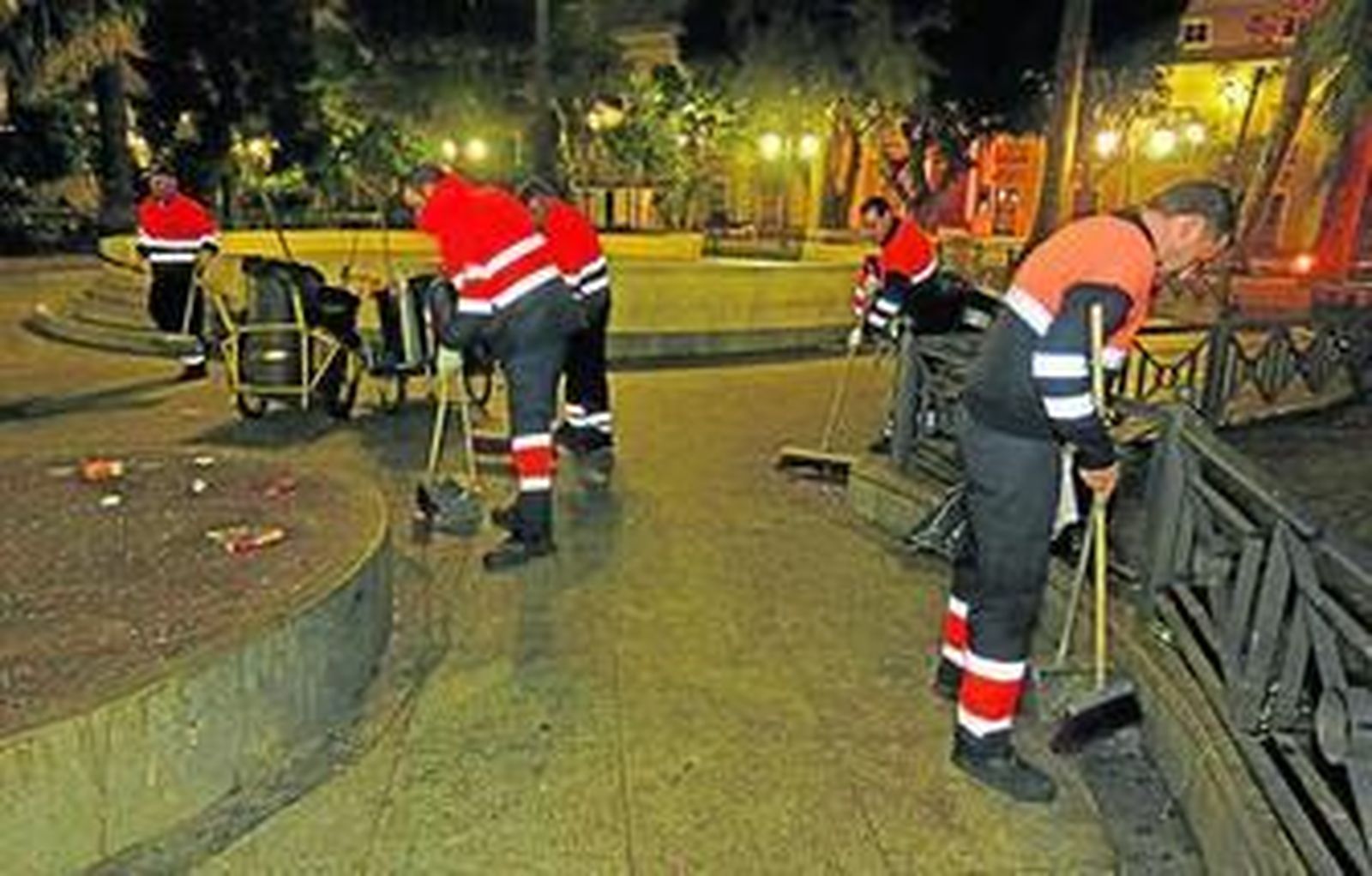 Una cuadrilla de barrenderos limpia la plaza de Mina.