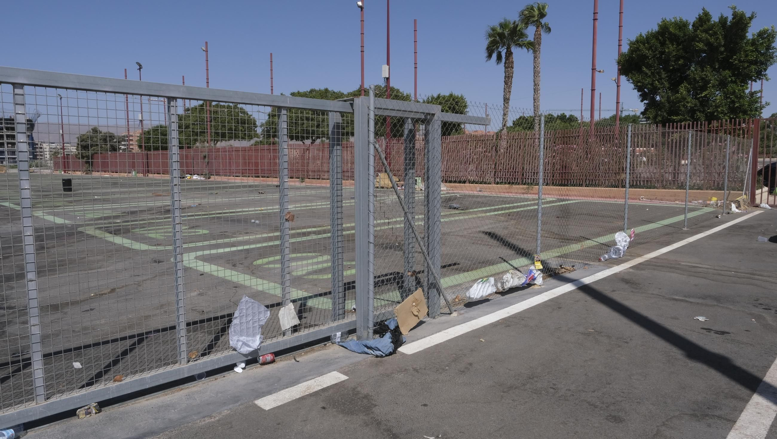 Fotos de la basura acumulada en el aparcamiento de los feriantes en la Vega de Acá