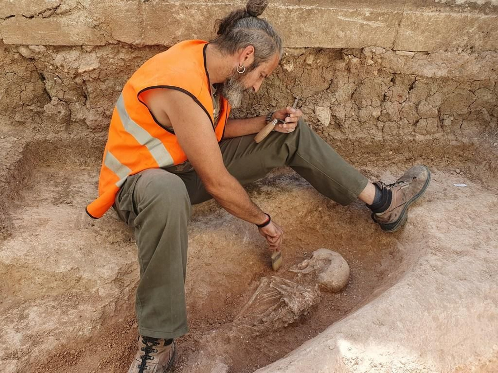 Uno de los arqueólogos trabajando en la intervención.