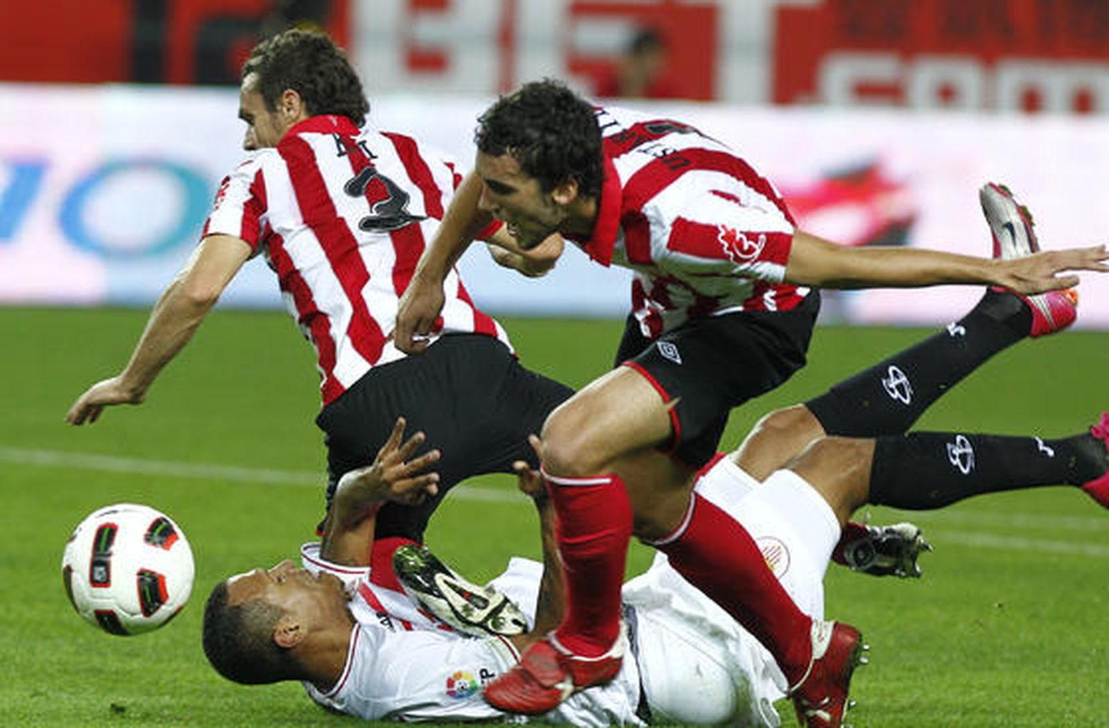 El Sevilla vence 4-3 al Athletic de Bilbao en el Sánchez Pizjuán con dos goles de Luis Fabiano y dos de Kanoute de penalti. / Antonio Pizarro