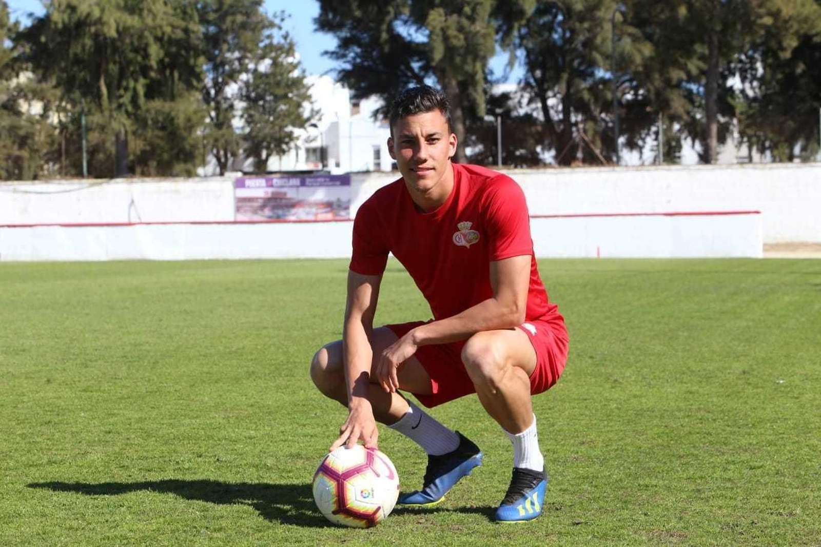 Fran Ponce posa sobre el césped del Municipal chiclanero.