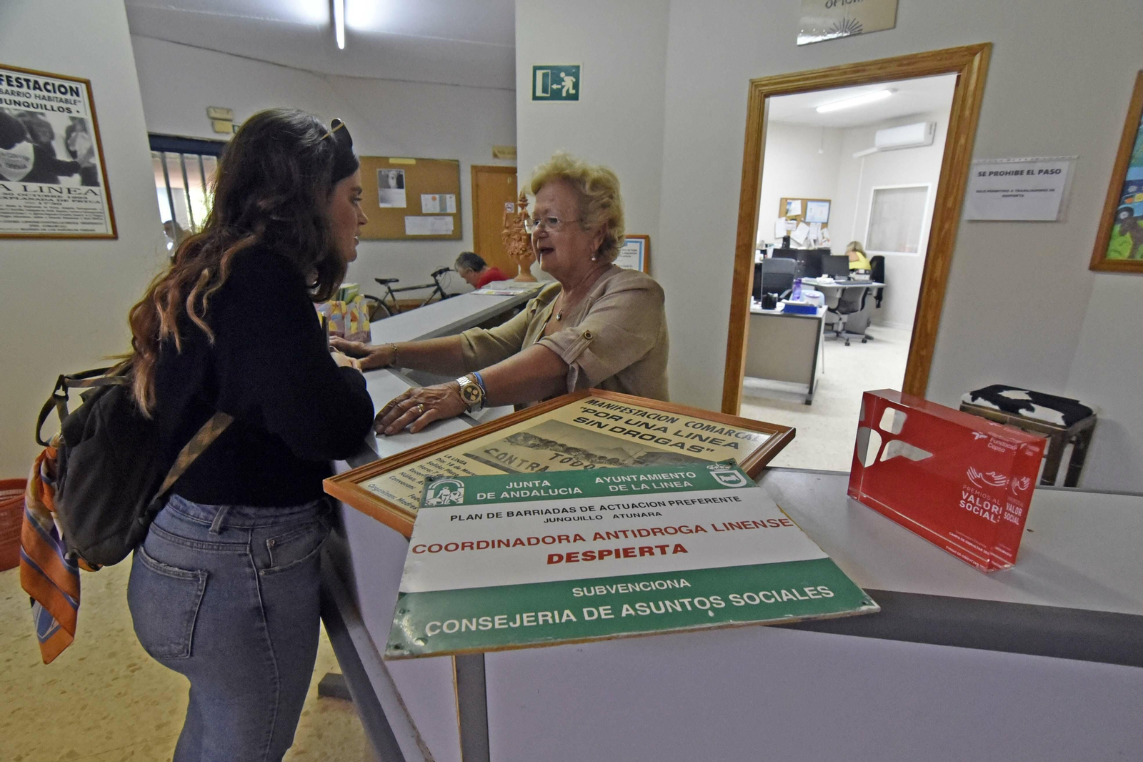 Una mujer atiende a una joven en la sede de la Coordinadora Despierta.