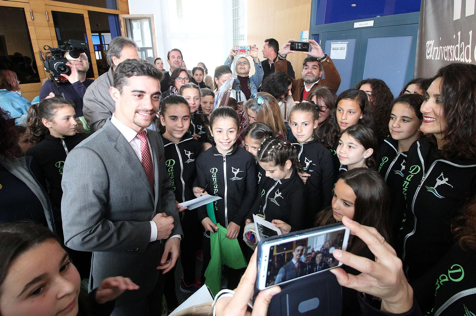 Javier Fernández López, campeón del mundo en patinaje, a su llegada al acto del 3 de marzo en la UHU