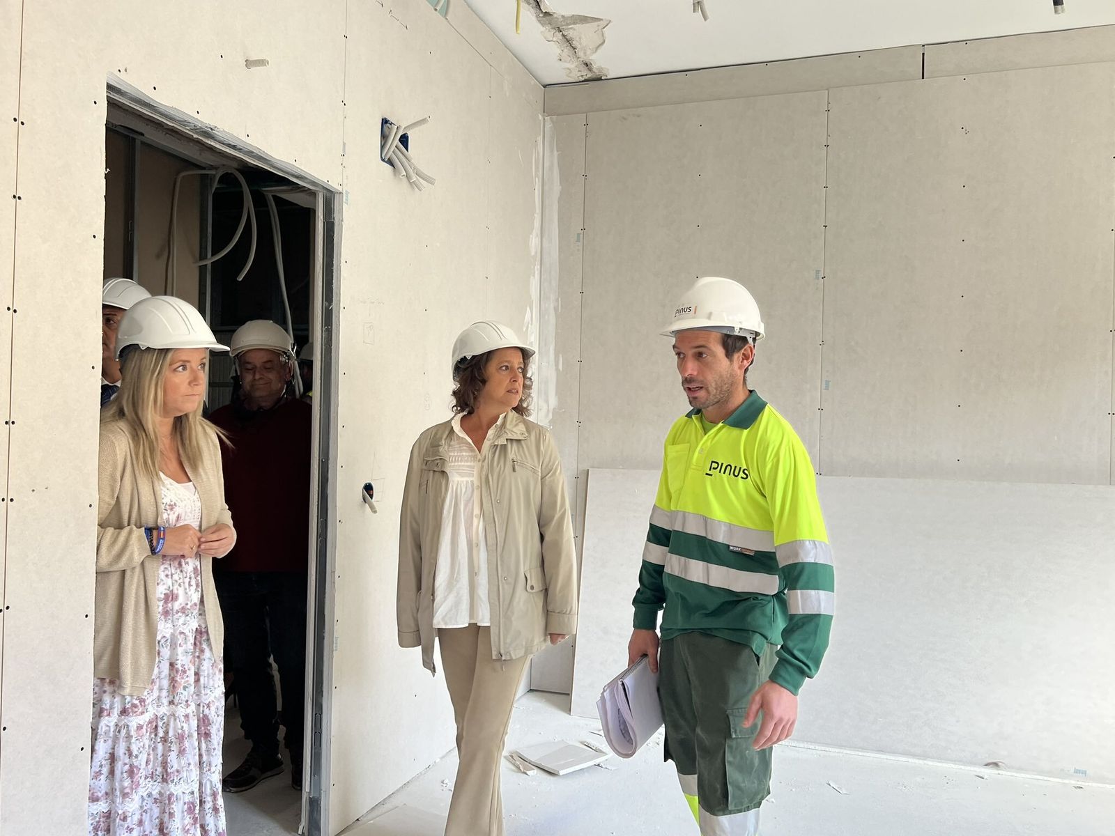 La consejera de Salud, Catalina García, en una visita al centro de salud de la localidad de Orcera.