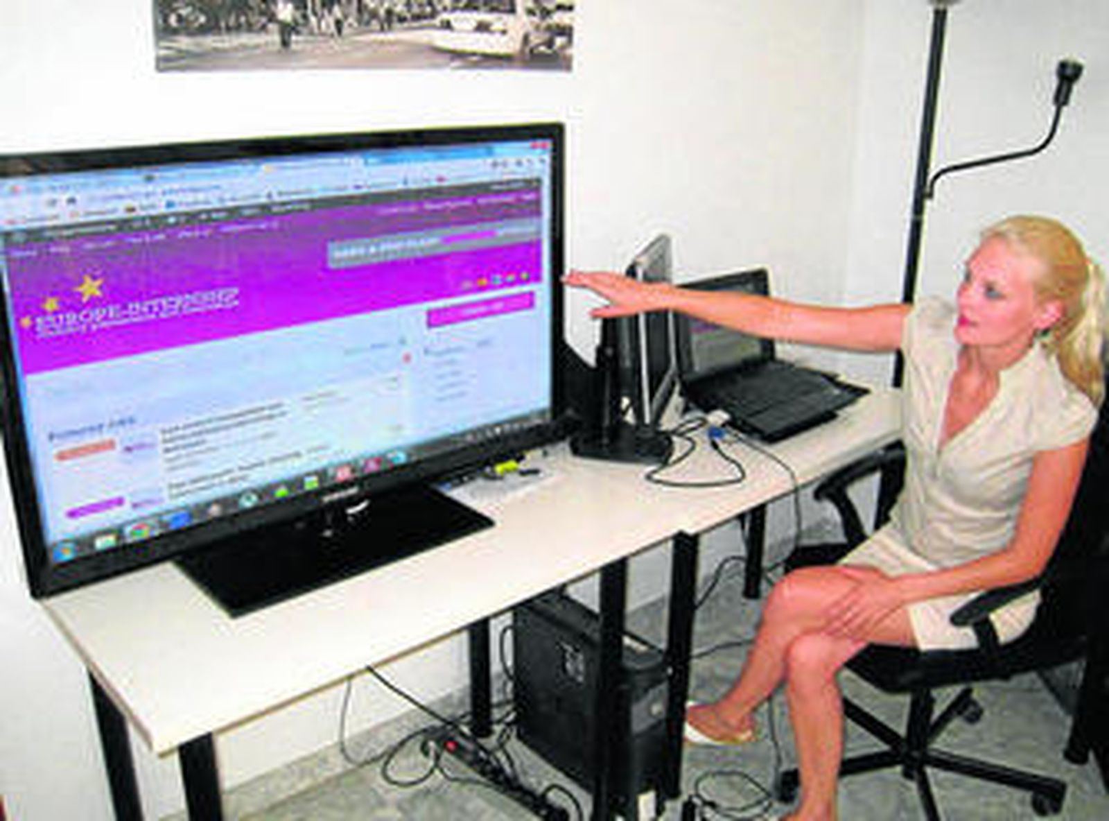 Una de las fundadoras de Europe Internship, Susanna Mettomaki, muestra la web de la empresa.